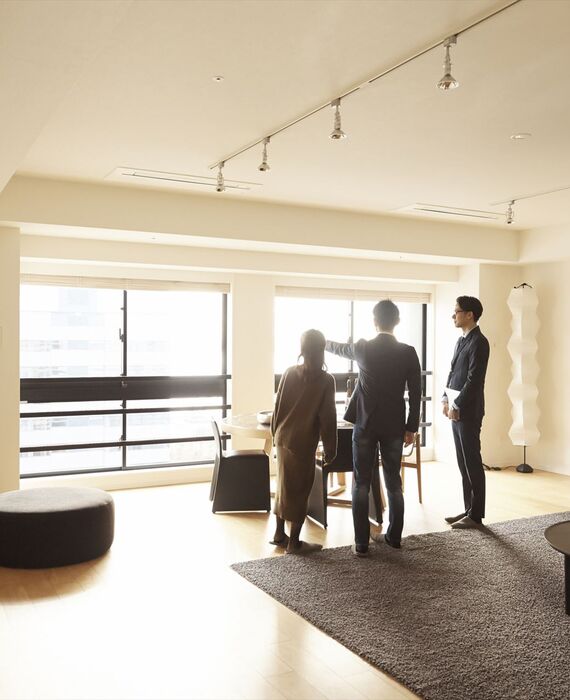 マンションを案内する男性スタッフ