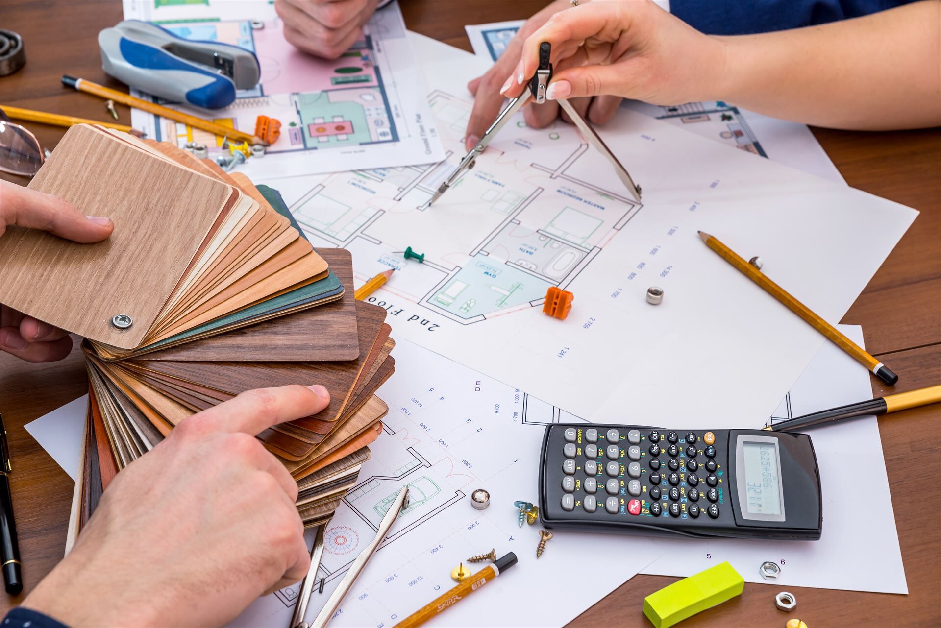 木目を選ぶスタッフ