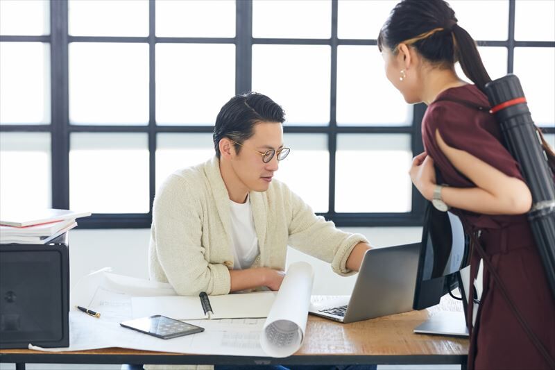 打ち合わせする設計士たち